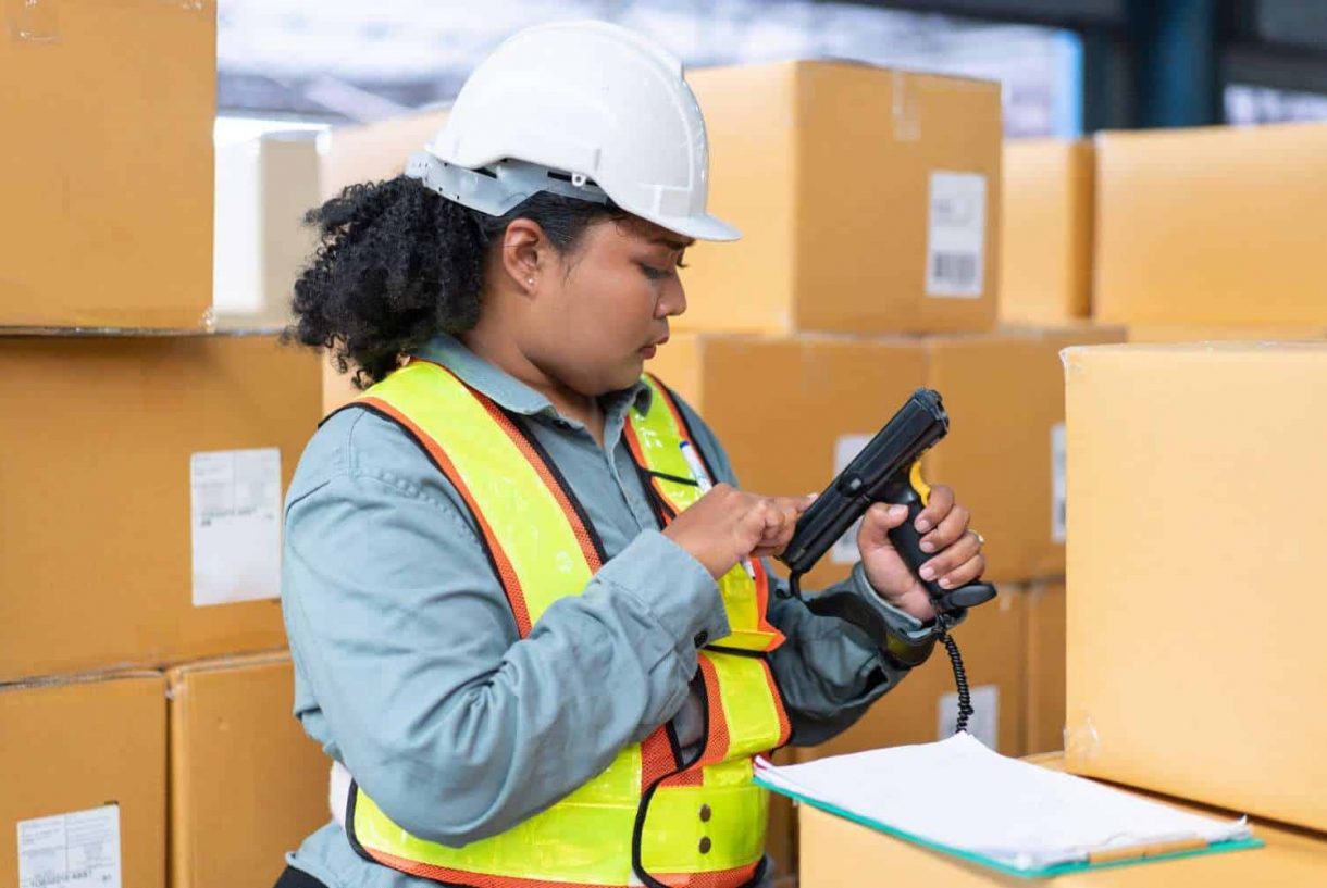warehouse-worker-using-scanner-with-boxes-around-2026-03-19-10-36-11-utc (1)